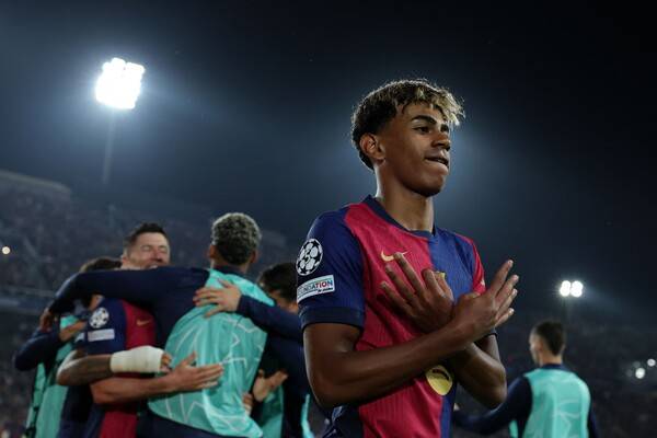 ▲ FC바르셀로나 공격수 로베르트 레반도프스키와 라민 야말. ⓒ연합뉴스/AFP