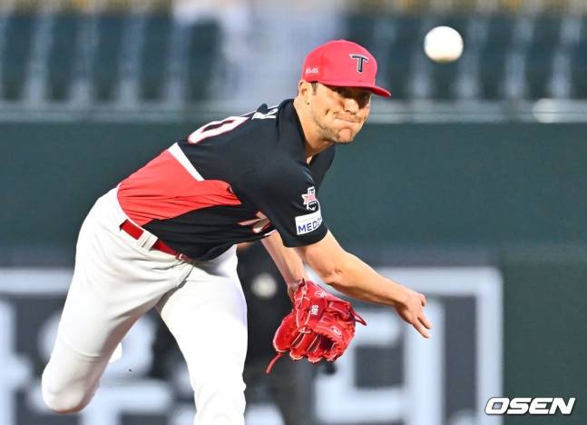 KIA 제임스 네일이 9일 사직 롯데전에서 역투하고 있다.