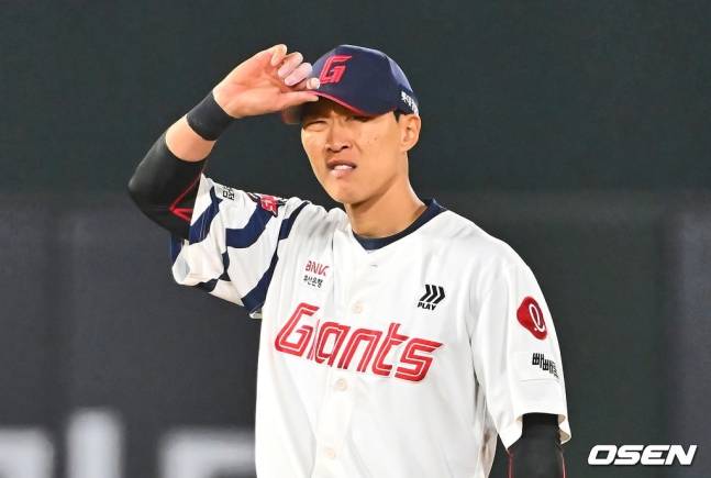 롯데 박승욱이 8일 사직 KIA전에서 7회초 김태군의 뜬공 타구를 놓친 후 얼굴을 찡그리고 있다.