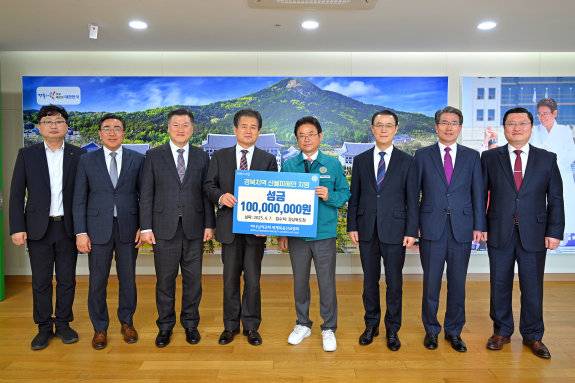 하나님의 교회가 경북 산불 피해 이재민을 위해 4월 7일 경상북도에 성금 1억 원을 기탁했다. 하나님의 교회 김중락 목사(왼쪽 네 번째)와 이철우 경북도지사(오른쪽 네 번째) 등이 기념 촬영을 하고 있다. [하나님의 교회 제공]