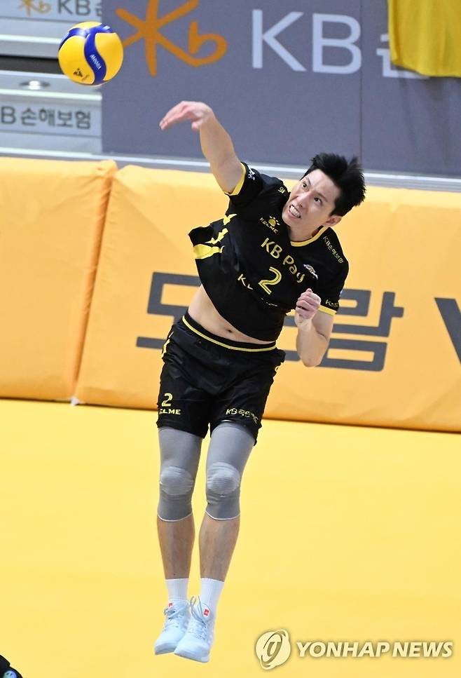 서브 넣는 황택의 (서울=연합뉴스) KB손해보험 세터 황택의가 9일 경기 의정부체육관에서 열린 프로배구 남자부 한국전력과의 홈 경기에서 서브를 넣고 있다. 황택의는 이날 전역 후 첫 경기를 치렀다. [한국배구연맹 제공. 재판매 및 DB 금지]