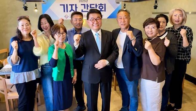 한식 세계화 의지 다지는 미서부한식세계화협회 임원들  (로스앤젤레스=연합뉴스) 임미나 특파원 = 9일(현지시간) 미국 로스앤젤레스(LA)에서 열린 미서부한식세계화협회 기자간담회에서 임종택 세계한식총연합회·미서부한식세계화협회 회장(가운데)과 임원들이 파이팅을 외치고 있다. 2025.4.10 mina@yna.co.kr