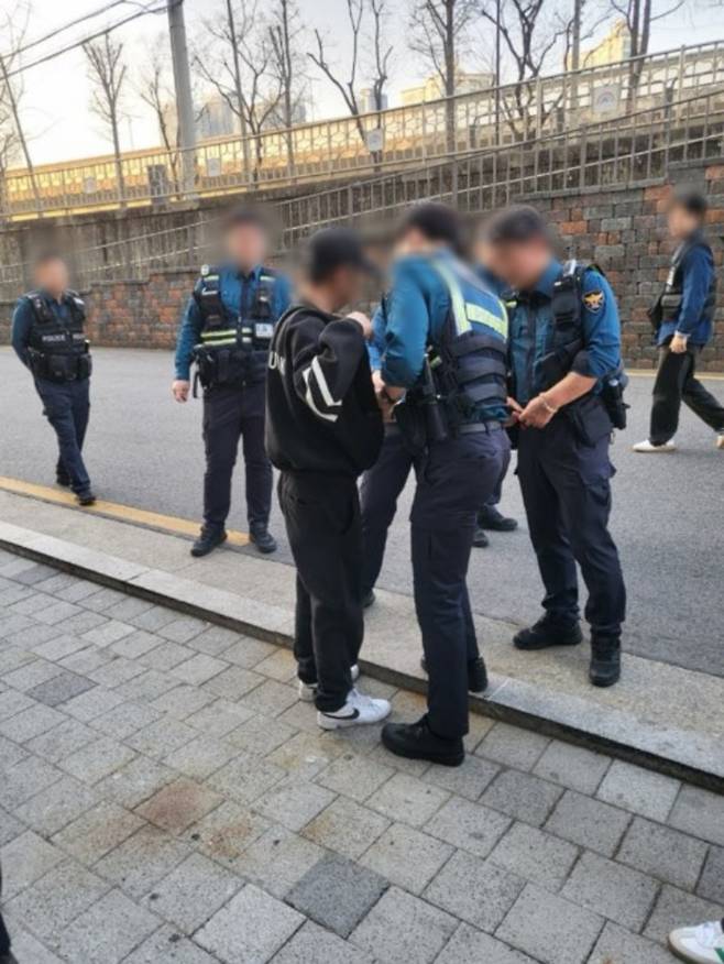 검거되는 A씨 (서울=연합뉴스) 최원정 기자 = 경찰이 지난 8일 오후 A씨를 공공장소 흉기소지 혐의로 검거하고 있다. 2025.4.10 [서울경찰청 제공. 재판매 및 DB 금지] away777@yna.co.kr