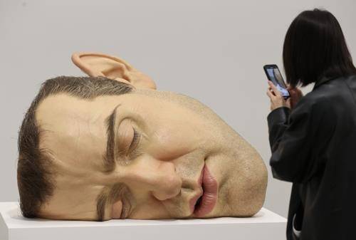 론 뮤익의 대표작 '마스크 II'     (서울=연합뉴스) 이재희 기자 = 10일 서울 종로구 국립현대미술관 서울관에서 열린 '론 뮤익' 전시에 작가의 대표작인 '마스크 II'가 전시돼 있다. 이 전시는 오는 11일부터 7월 13일까지 열린다. 2025.4.10
    scape@yna.co.kr