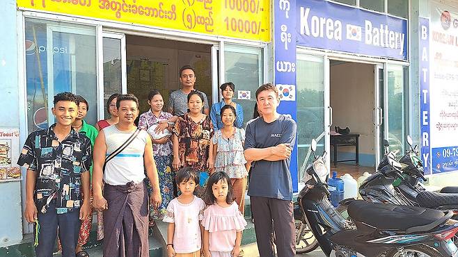 동포청, 지진 피해 입은 미얀마 한인사회 적극 지원 동포청은 지난달 지닌으로 피해를 입은 미얀마 한인 사회에 3만 달러 상당의 생필품과 구호품을 지원한다. 사진은 지진 복구 지원에 앞장서고 있는 조성현 만달레이 한인회장과 직원들의 모습. [연합뉴스 자료사진]