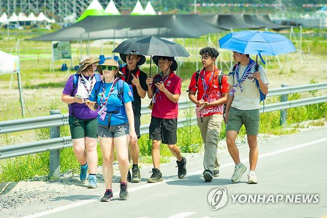 양산으로 더위 피하는 스카우트 대원들 [연합뉴스 자료사진]
