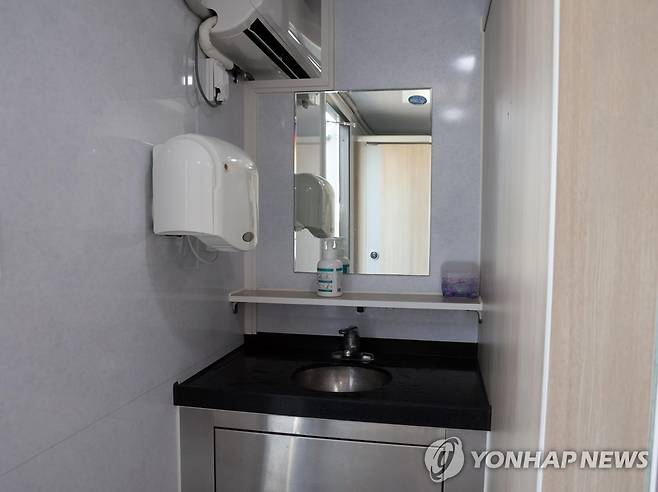 세계잼버리 야영지에 설치된 에어컨이 달린 간이화장실 [연합뉴스 자료사진]