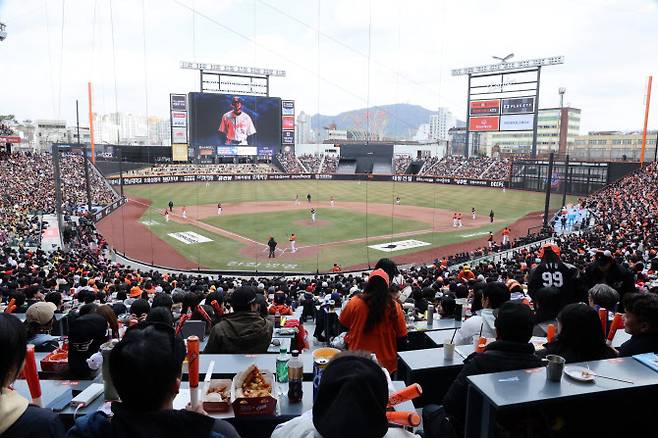 야구팬들로 가득 찬 대전 한화생명 볼파크. 사진=연합뉴스