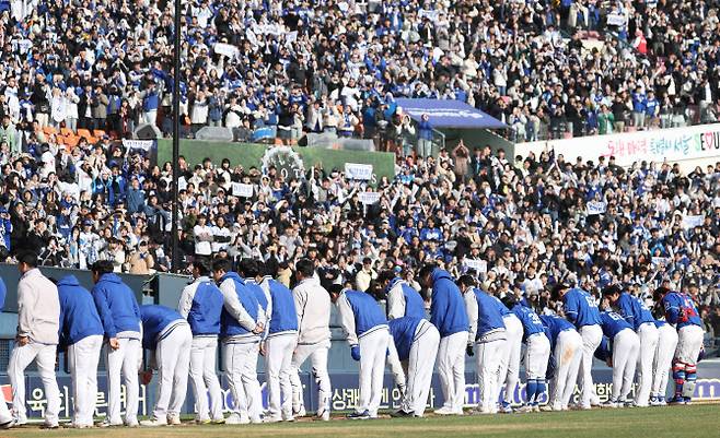 삼성라이온즈 선수들이 경기장을 가득 메운 관중들에게 인사를 하고 있다. 사진=연합뉴스