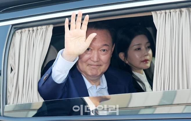 윤석열 전 대통령과 김건희 여사가 헌법재판소 파면 결정 후 일주일 만인 11일 오후 서울 용산구 한남동 대통령 관저를 떠나고 있다. (사진=사진공동취재단)