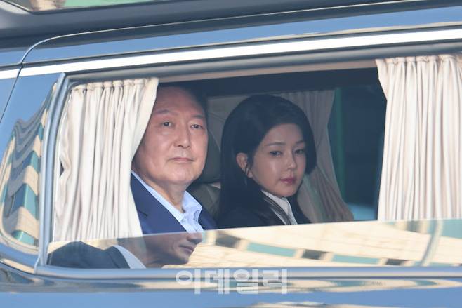 윤석열 전 대통령과 김건희 여사가 헌법재판소 파면 결정 후 일주일 만인 11일 오후 서울 용산구 한남동 대통령 관저를 떠나고 있다.(사진=이데일리 방인권 기자)