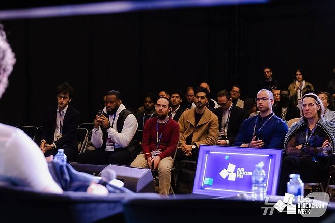 지난 8일부터 10일까지 파리 루브르박물관에서 열린 '파리블록체인위크(PBW) 2025'에서 참가자들이 발표 세션을 듣는 모습. PBW 제공.