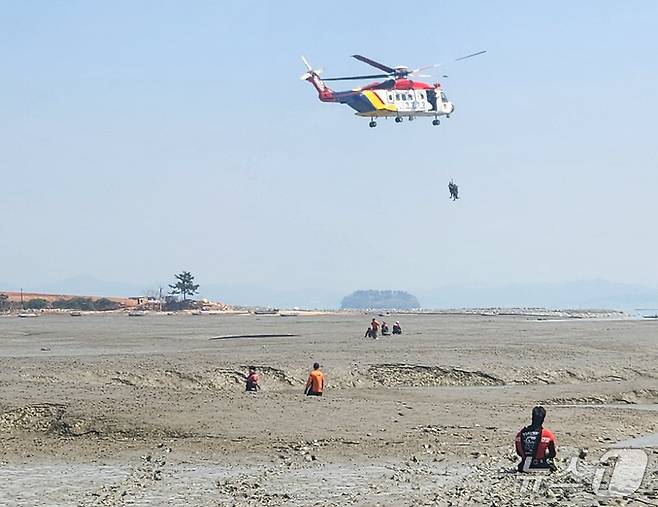 목포항공대가 11일 전남 무안군에서 갯벌에 고립된 60대 여성을 구조하고 있다.(목포해경 제공. 재판매 및 DB 금지) 2025.4.11