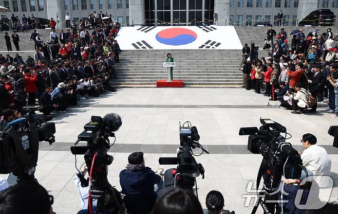나경원 국민의힘 의원이 11일 오후 서울 여의도 국회 본청 계단에서 21대 대통령 선거 출마 선언 기자회견을 하고 있다. 2025.4.11/뉴스1 ⓒ News1 김민지 기자