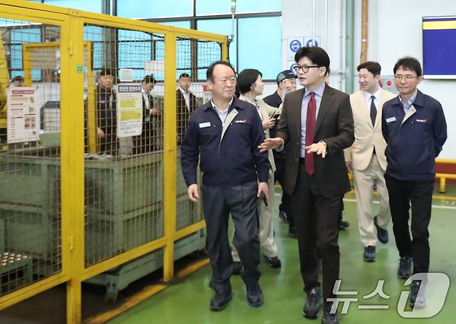 한동훈 국민의힘 전 대표가 11일 울산시 남구 명화공업 울산공장을 둘러보고 있다. 2025.4.11/뉴스1 ⓒ News1 조민주 기자