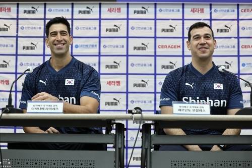 이사나예 라미레스(왼쪽) 남자배구 대표팀 감독(왼쪽)과 페르난도 모랄레스 여자배구 대표팀 감독. 사진 | 연합뉴스