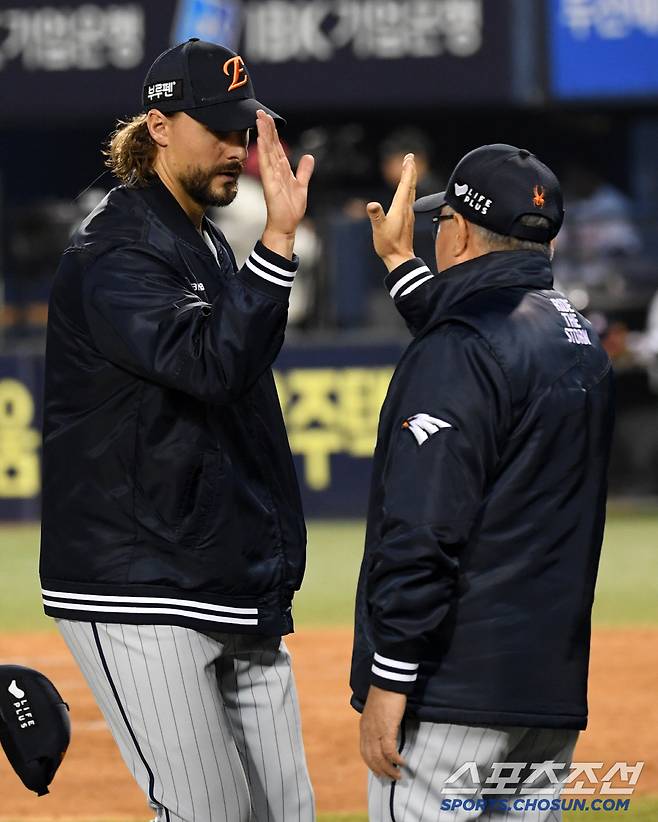 승리 투수 와이스를 축하하는 김경문 감독.