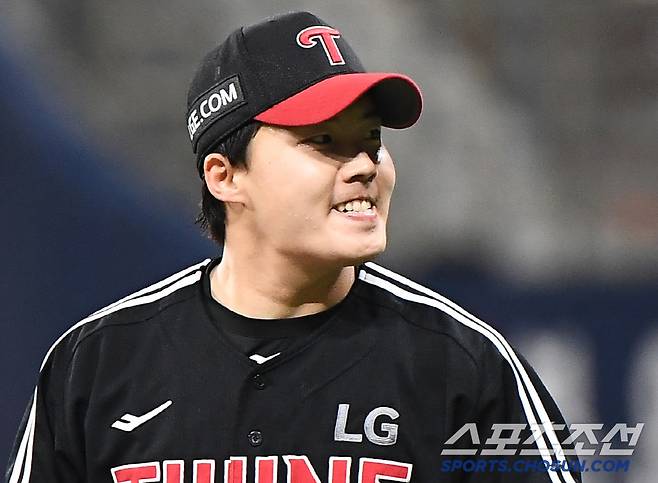'결자해지' 전 타석에서 홈런을 허용한 김건희를 2루 땅볼로 처리한 임찬규가 치아를 뽐내고 있다.