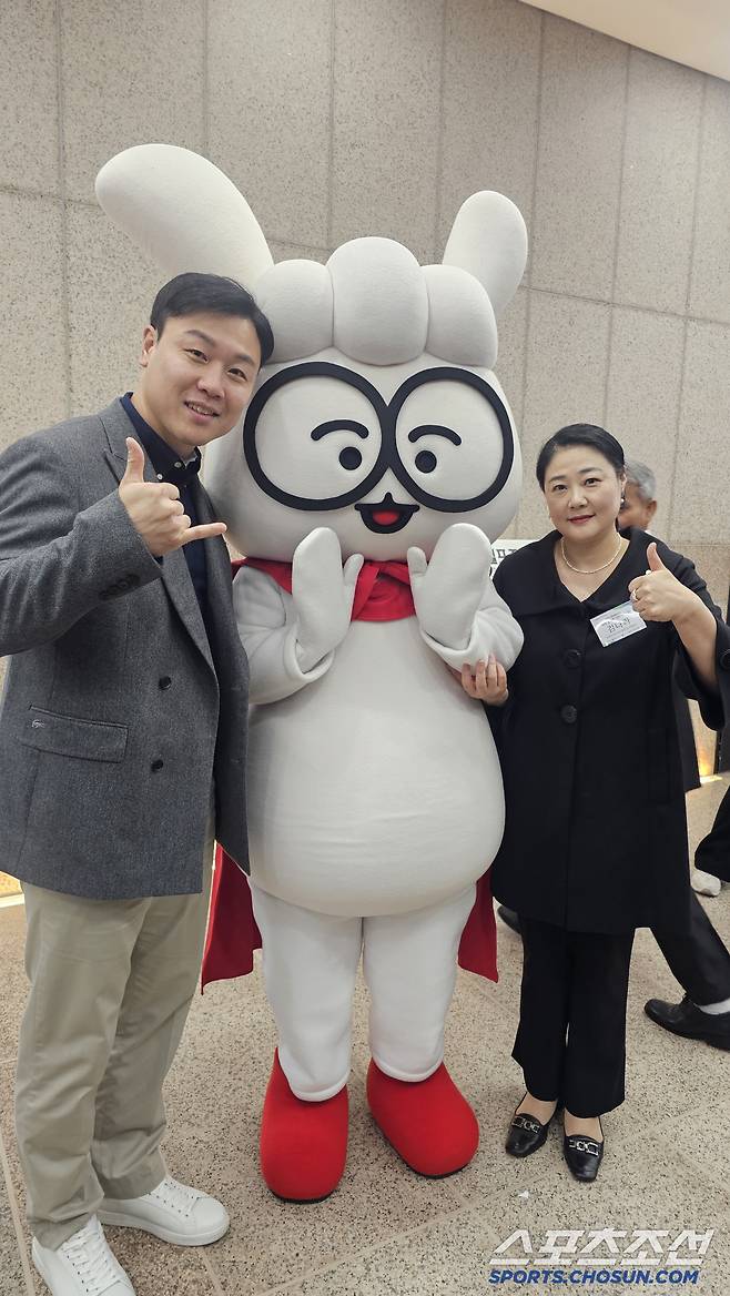 김나라 KADA선수위원장(오른쪽)과 원윤종 신임KADA 위원이 KADA 마스코트 톤톤과 함께 도핑방지 약속 포즈를 취하고 있다.