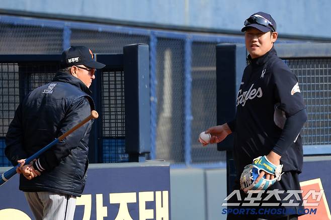 8일 잠실구장에서 열린 두산 베어스와 한화 이글스의 경기. 한화 하주석이 몸을 풀고 있는 사이 김경문 감독이 지나가고 있다. 잠실=박재만 기자 pjm@sportschosun.com/2025.04.08/