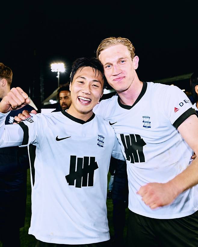 한국 국가대표 미드필더 백승호가 세계적인 OTT(온라인 동영상 서비스) 시장에서 제작하는 다큐멘터리에 출연할 것으로 보인다. 백승호는 팀이 지난 시즌 3부리그로 충격적인 강등을 겪은 후 올 시즌 반등하며 롤러코스터 같은 시즌을 보냈다.

백승호가 뛰고 있는 버밍엄 시티는 11일(한국시각) 공식 채널을 통해 "버밍엄 시티의 잉글랜드 풋볼리그 챔피언십(2부 리그) 승격 여정이 아마존 프라임에서 다큐멘터리로 독점 방영된다"고 밝혔다. 사진=SN