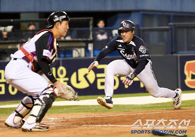 11일 잠실구장에서 열린 LG 트윈스와 두산 베어스의 경기. 5회초 1사 1루 두산 박준영 적시타 때 추재현이 홈을 파고들고 있다. 잠실=박재만 기자 pjm@sportschosun.com/2025.04.11/