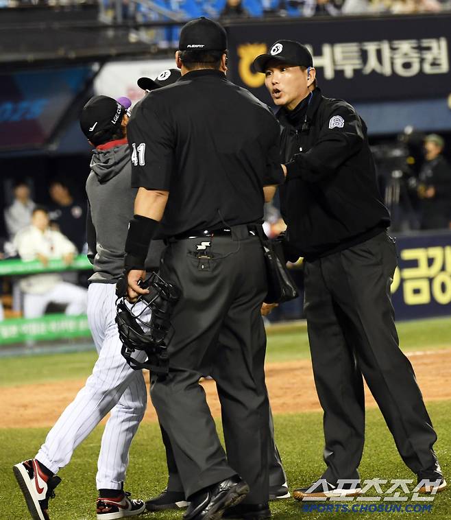 11일 잠실구장에서 열린 LG 트윈스와 두산 베어스의 경기. 5회말 1사 1루 LG 이주헌 3루 땅볼 때 이영재 1루심의 제스처에 대해 염경엽 감독이 강하게 어필하고 있다. 잠실=박재만 기자 pjm@sportschosun.com/2025.04.11/