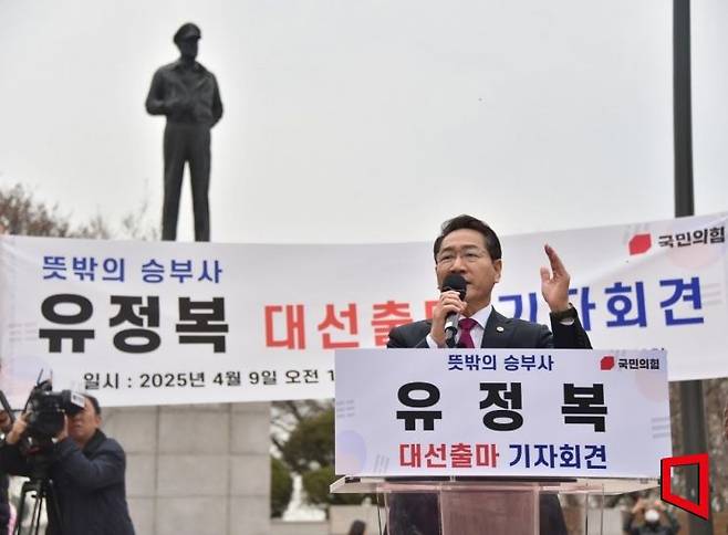 유정복 인천시장이 지난 9일 자유공원 맥아더장군 동상 앞에서 대통령 선거 출마 기자회견을 하고 있다. 2025.4.9 유정복 선거캠프