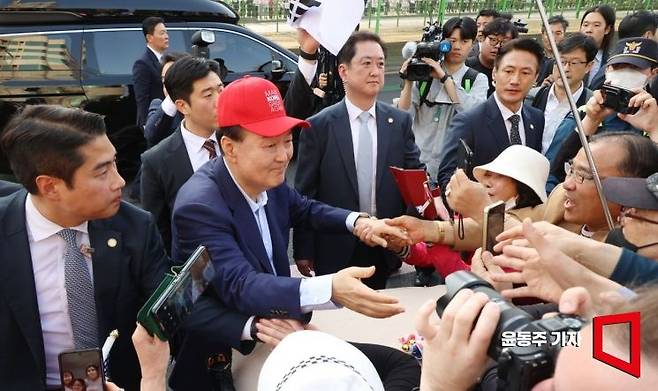윤석열 전 대통령이 11일 서울 용산구 한남동 대통령 관저를 떠나 서초동 사저로 이동하며 지지자들과 인사를 하고 있다. 2025.04.11 윤동주 기자