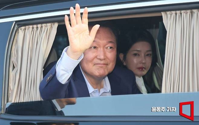 윤석열 전 대통령이 11일 서울 용산구 한남동 대통령 관저를 떠나 서초동 사저로 이동하며 지지자들과 인사를 하고 있다. 2025.04.11 윤동주 기자