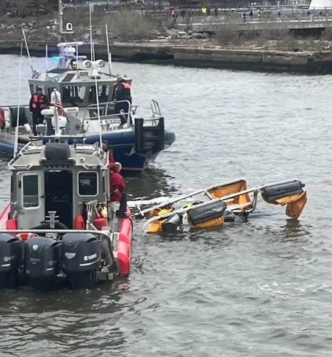 10일 오후 미국 뉴욕 허드슨강에 헬리콥터가 추락했다./X