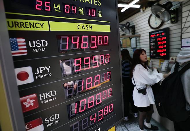10일 오전 서울 중구 명동의 한 환전소 전광판에 엔화 대비 원화 환율이 100엔당 995원으로 표시돼있다. 미국 트럼프발 관세 전쟁 여파로 최근 엔화가 상대적으로 강세를 나타내면서 엔화 대비 원화 환율은 100엔당 1000원 선을 넘나들고 있다. /뉴스1