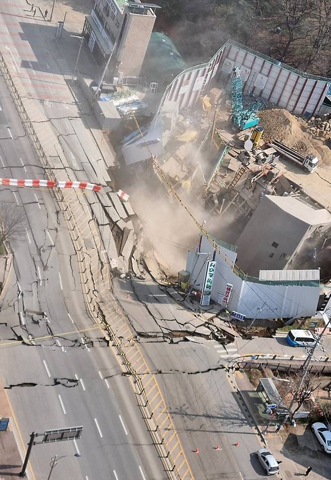 11일 경기도 광명시 일직동 신안산선 공사 현장 지하가 붕괴돼 도로와 건물이 무너져 내렸다.소방당국과 경찰이 인명피해 여부를 확인하고 있다. (독자제공) /연합뉴스