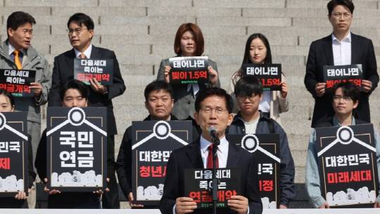 대선 출마를 선언한 김문수 전 고용노동부 장관이 11일 서울 여의도 국회 본청 계단 앞에서 열린 연금개혁청년행동 주최 '연금개악 규탄 집회'에서 발언하고 있다. 연합뉴스.