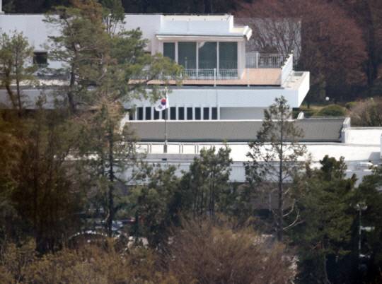 윤석열 전 대통령이 이르면 11일 한남동 관저를 떠나 서초동 사저로 옮길 것으로 보이는 10일 서울 용산구 한남동 관저 모습. 연합뉴스