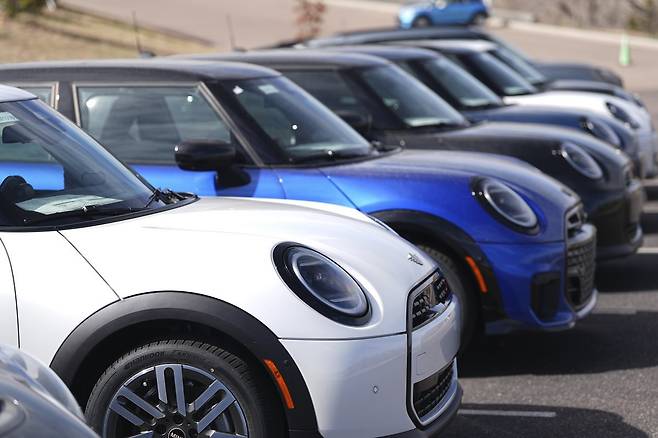 지난달 23일(현지 시간) 미국 콜로라도주 하이랜즈랜치의 야외 자동차 매장에 올해 출시된 외국산 신차들이 늘어서 있다. 도널드 트럼프 미국 대통령이 모든 수입차에 25%의 관세를 부과하자 미국 소비자들이 차값 인상을 우려하고 있다. 하이랜즈랜치=AP 뉴시스