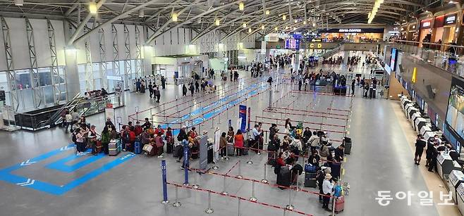10일 부산 강서구 김해국제공항 출국장에 항공권 발권을 위해 여행객들이 줄을 서 있다. 김화영 기자 run@donga.com