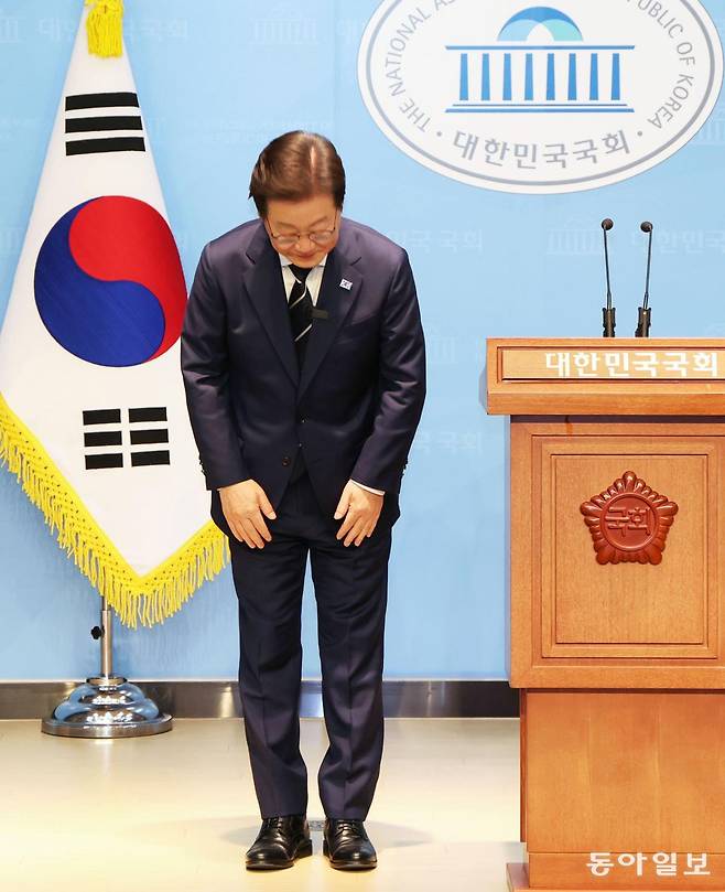 기자회견을 마친 후 인사를 하고 있는 이재명 예비후보. 이훈구 기자 ufo@donga.com