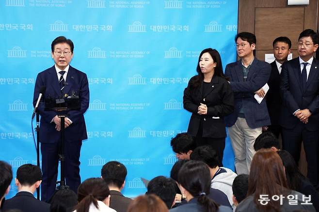 국회 소통관에서 이재명 예비후보가  기자들과 일문일답을 하고 있다. 이훈구 기자 ufo@donga.com