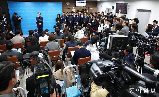 더불어민주당에서  1강의  선두를 달리고 있는 유력후보여서 많은 내외신 기자들이 몰려들었다.  이훈구 기자 ufo@donga.com