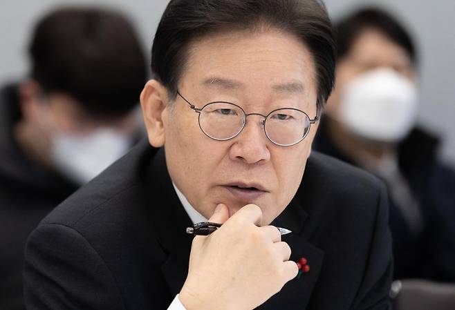 이재명 더불어민주당 대표가 14일 오후 충북 청주시 흥덕구 SK하이닉스에서 열린 반도체 경쟁력 강화 지원을 위한 현장 간담회에서 관계자의 발언을 듣고 있다. 2022.12.14 뉴스1