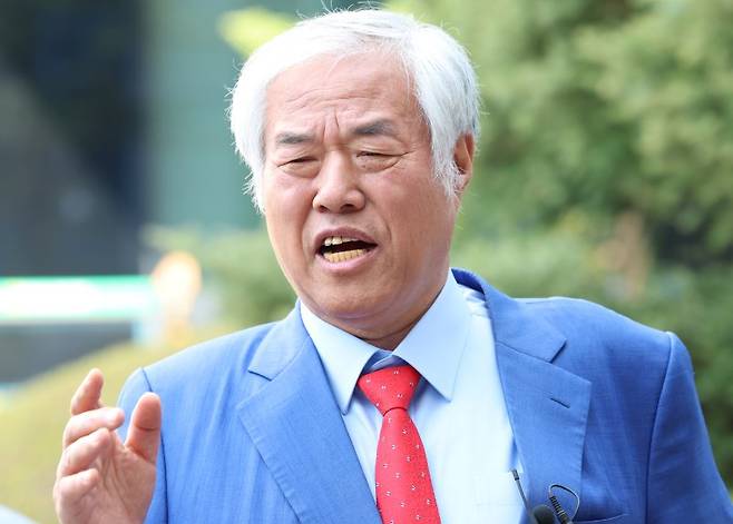 제22대 총선 당시 자유통일당 비례대표 공천 대가로 금전을 요구한 혐의를 받는 전광훈 사랑제일교회 목사가 11일 오후 서울북부지방법원에서 진행된 첫 번째 공판에 출석하기 전 인터뷰를 하고 있다. /사진=뉴스1
