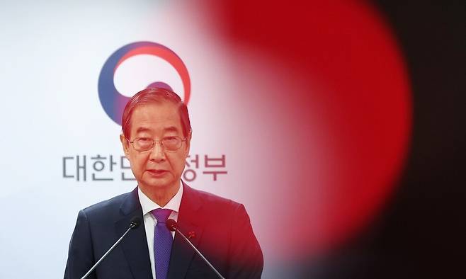 한덕수 대통령 권한대행 국무총리가 2024년 12월26일 서울 종로구 정부서울청사 브리핑룸에서 대국민 담화를 하고 있다. 연합뉴스