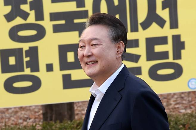 윤석열 전 대통령이 지난 3월8일 오후 경기 의왕시 서울구치소에서 석방돼 지지자들에게 인사하며 걸어나오고 있다. 김영원 기자 forever@hani.co.kr