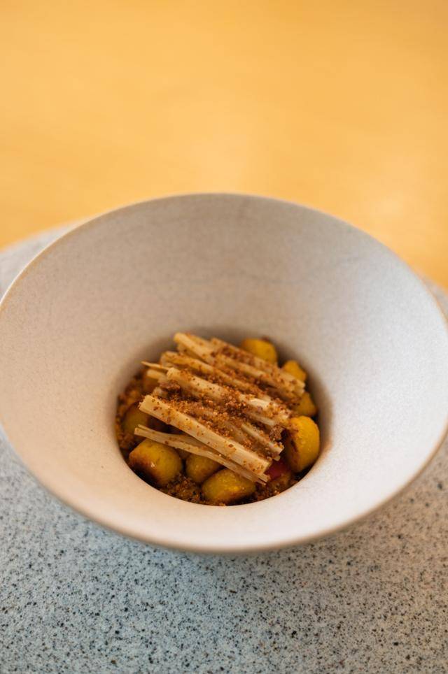 '레귬'의 채식 파인다이닝 코스 메뉴 중 하나인 병아리콩으로 만든 뇨끼.