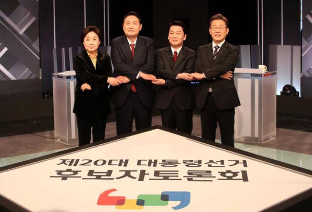 2022년 3월 2일 열린 '제20대 대통령선거 후보자 토론회'에서 심상정(왼쪽부터) 정의당 후보, 윤석열 국민의힘 후보, 안철수 국민의당 후보, 이재명 더불어민주당 후보가 손을 잡고 있다. 민주주의를 신봉하는 유권자라면 자신이 싫어하는 후보가 당선되더라도 다수의 뜻을 따라야 하지만 실제로는 어려운 내적 갈등, 즉 '민주주의의 역설'에 이르게 된다. 한국일보 자료사진