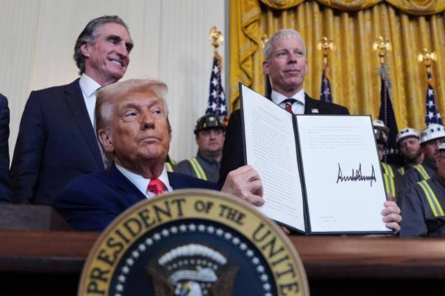 도널드 트럼프 미국 대통령이 '미국 에너지 활성화 행정명령'에 서명했다. AP 뉴시스