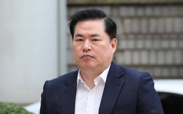유동규 전 성남도시개발공사 본부장이 3일 서초구 서울중앙지방법원에서 열린 '대장동 개발 이해충돌방지법 위반 혐의' 관련 1심 속행 공판에 출석하고 있다. 뉴시스