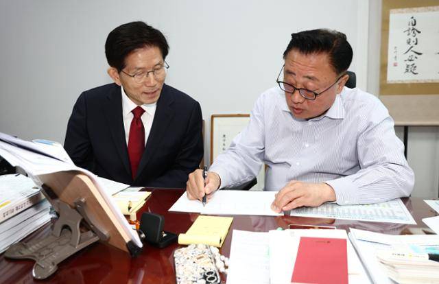 대선 출마를 선언한 김문수(왼쪽) 전 고용노동부 장관이 11일 서울 여의도 국회 의원회관의 고동진 국민의힘 의원실을 방문해 고 의원과 반도체에 대해 대화하고 있다. 뉴스1