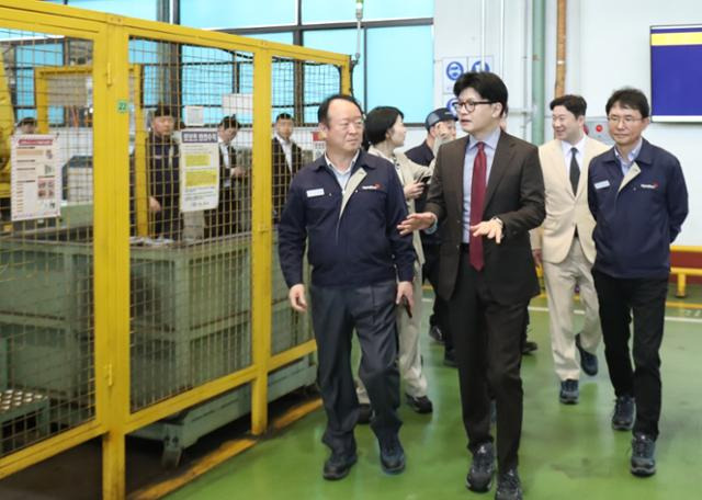 부산·울산 지역을 방문 중인 한동훈(가운데) 국민의힘 전 대표가 11일 울산 남구의 자동차 부품 제조업체 명화공업 울산공장을 둘러보고 있다. 울산=뉴스1